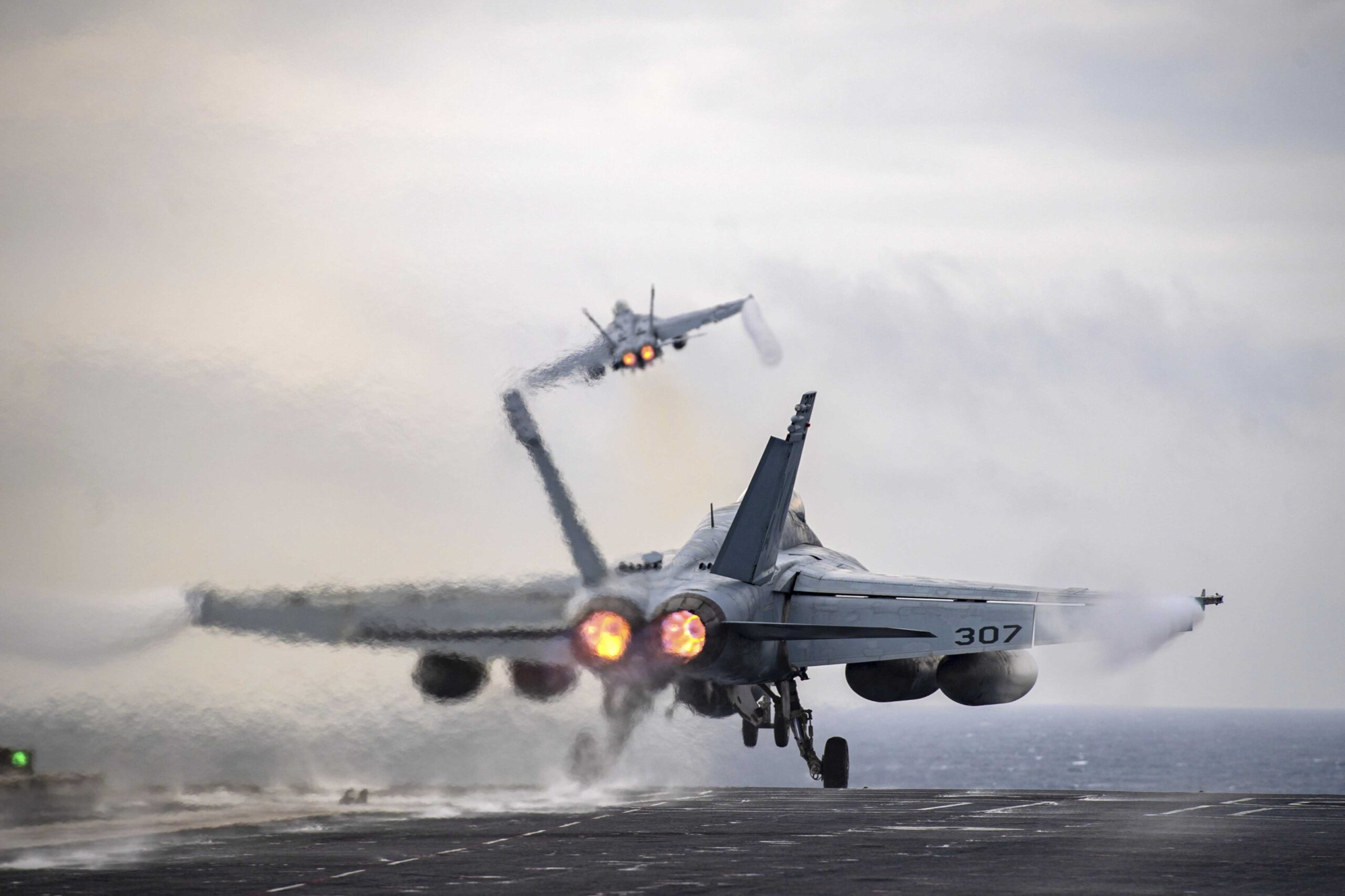 F/A-18 Fighter Jet Falls from Aircraft Carrier into Red Sea – One Minor Injury Reported