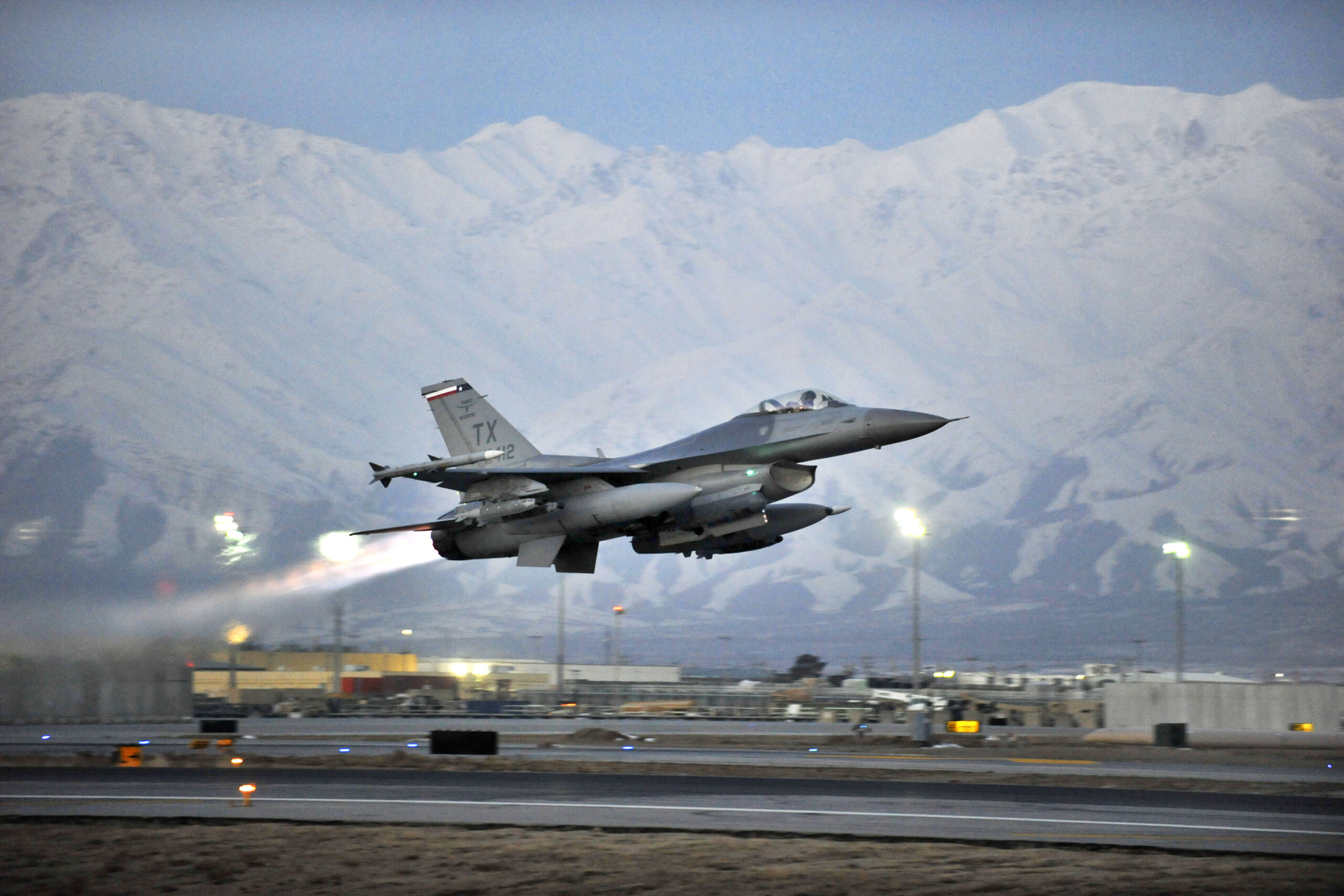 Heroic F-16 Pilot Earns Distinguished Flying Cross After Braving Enemy Fire in Saudi Skies